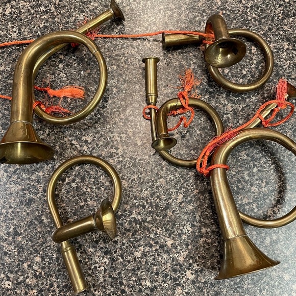 EUC Set Of 5 Brass Decorative French Horn various sizes of retro brass wall art - Picture 9 of 14